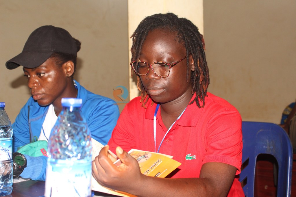 Florentine Kouglo et Gounou kathia à l'atelier de course aux pneus